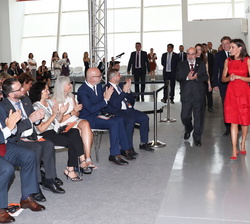 Su Majestad la Reina recibe el afectuoso saludo de los asistentes